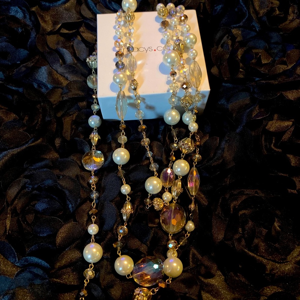 Beautiful pearl and crystal necklace